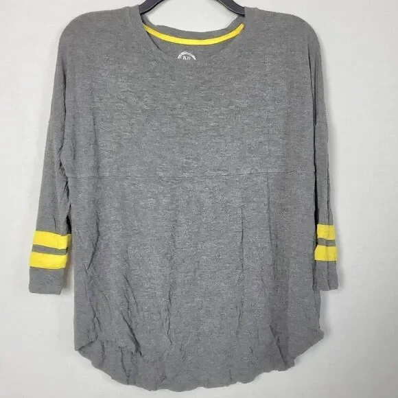 Maurices Small Gray T-shirt - Picture 4 of 6
